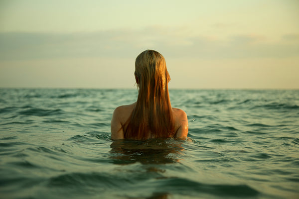 בחורה שוחה בגלי הים